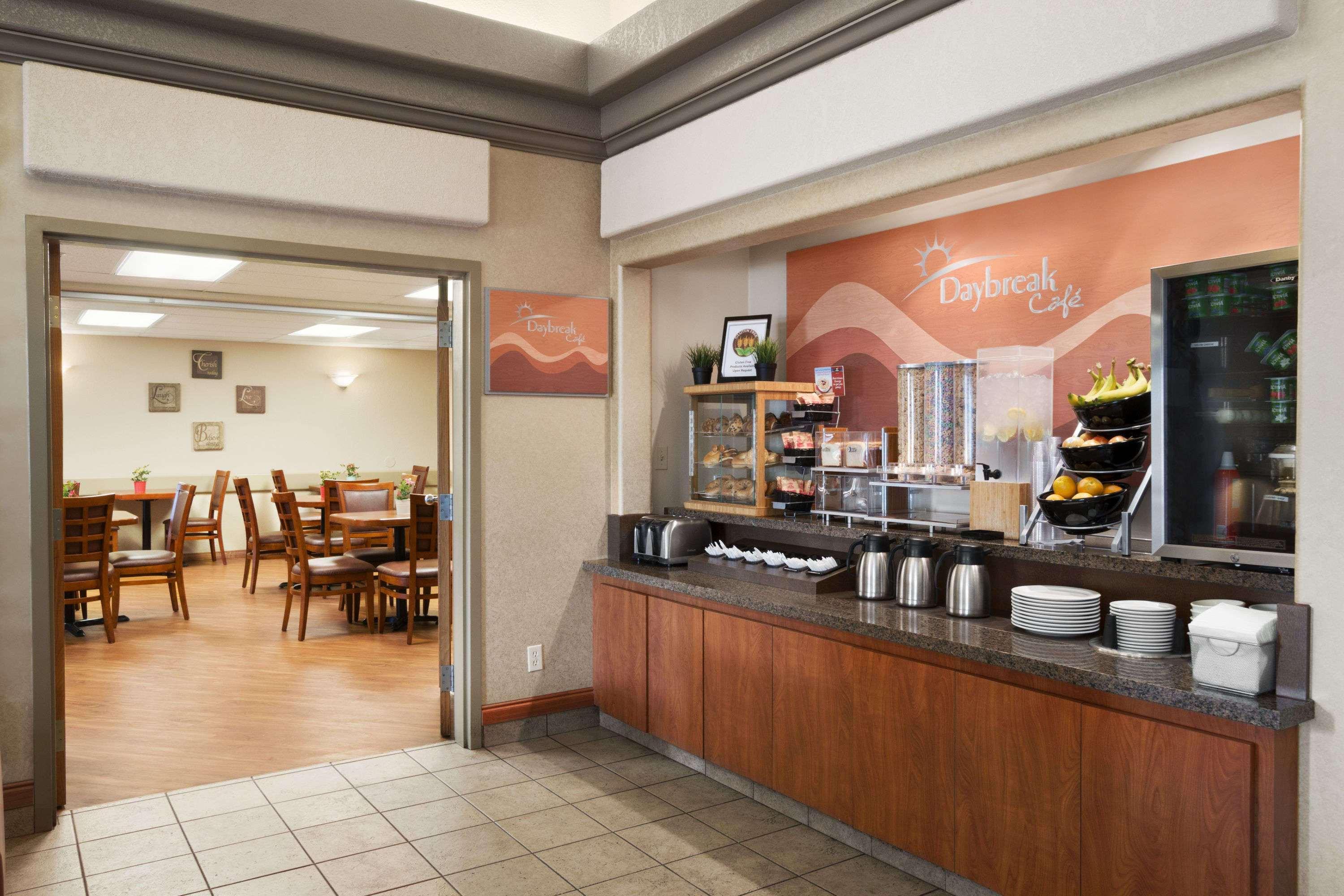 Days Inn By Wyndham Calgary Airport Exteriör bild